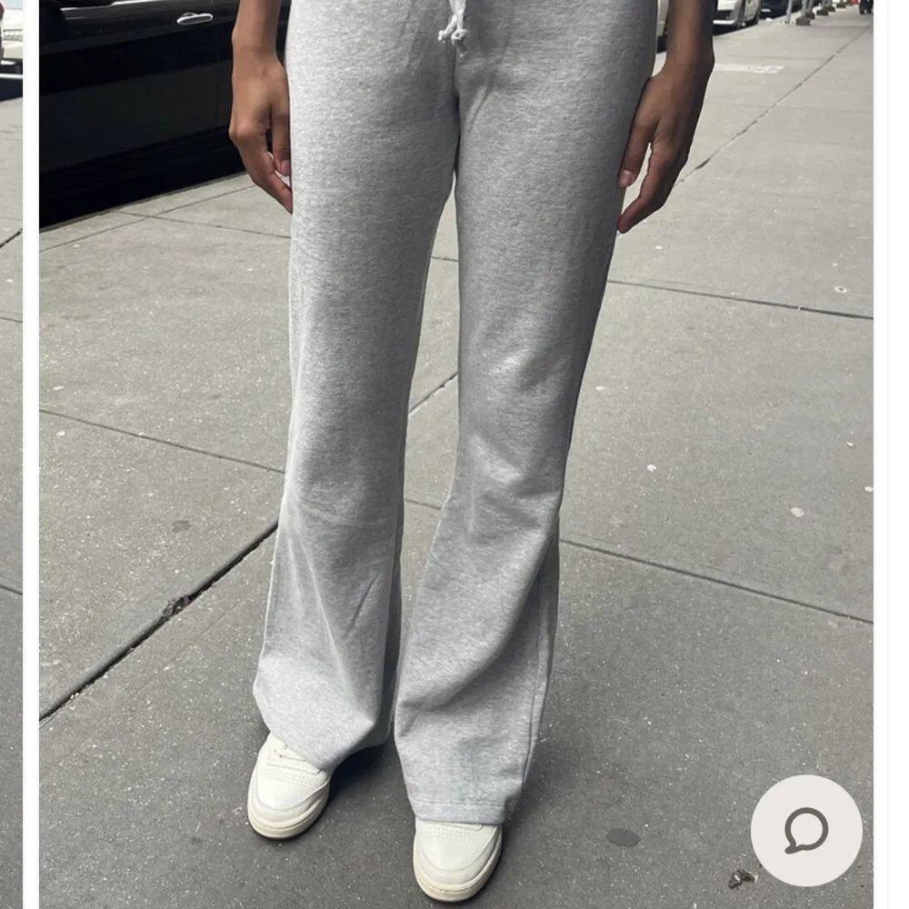 Säljer dessa supersköna gråa mjukisbyxorna 💓från brandy Melville  . Jeans & Byxor.