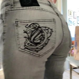 Y2k low jeans  - Säljer dessa super snygga jeans med brodering på fickorna. Aldrig använda, köpt på secondhand. Är lite korta för mig som är 167, så under 165 är bra. Storlek S. Låg midjat.