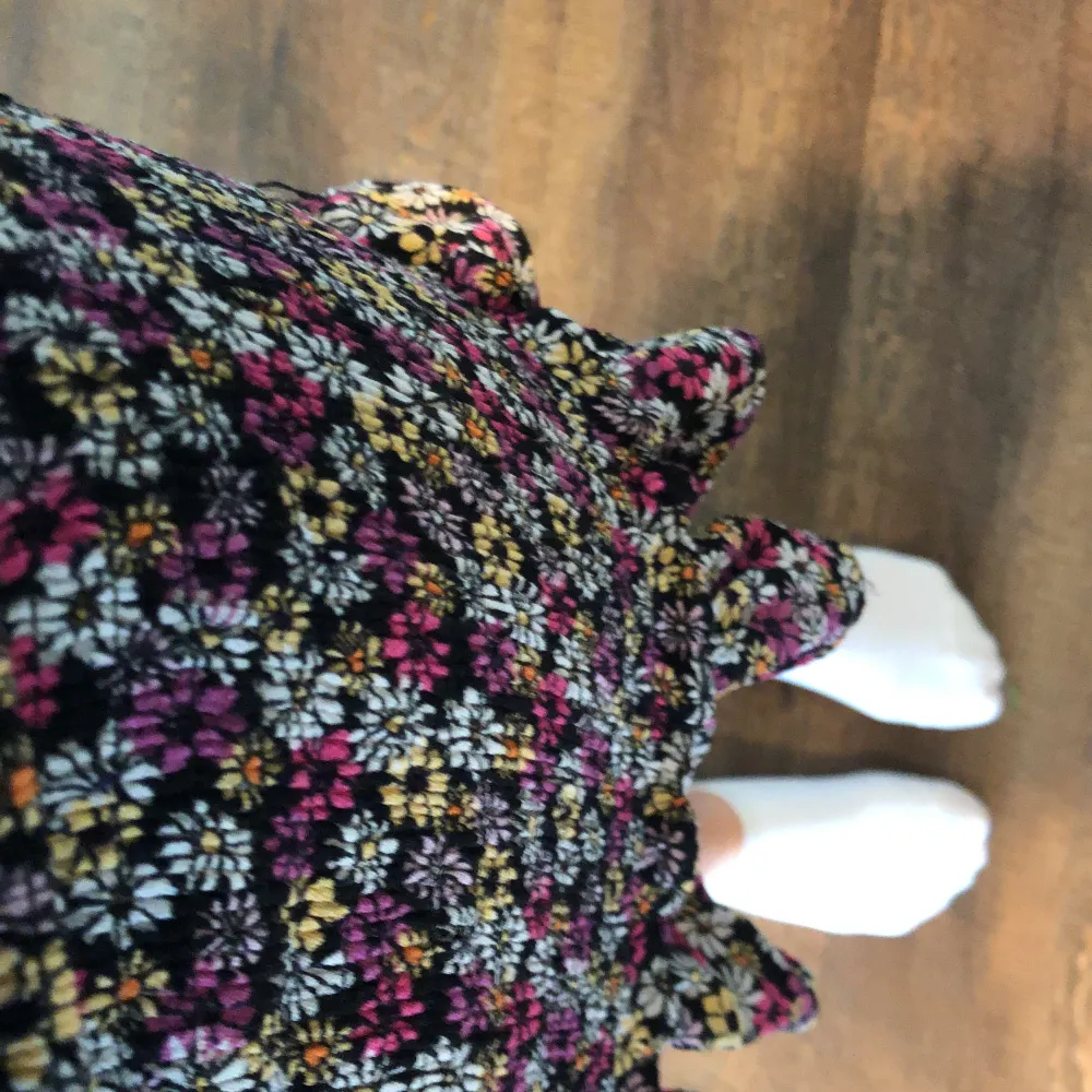 En super fin zara kjol som är blommig kjol som jag har använt men har inte några märken eller hål i sig. Passar perfekt till sommaren!. Kjolar.