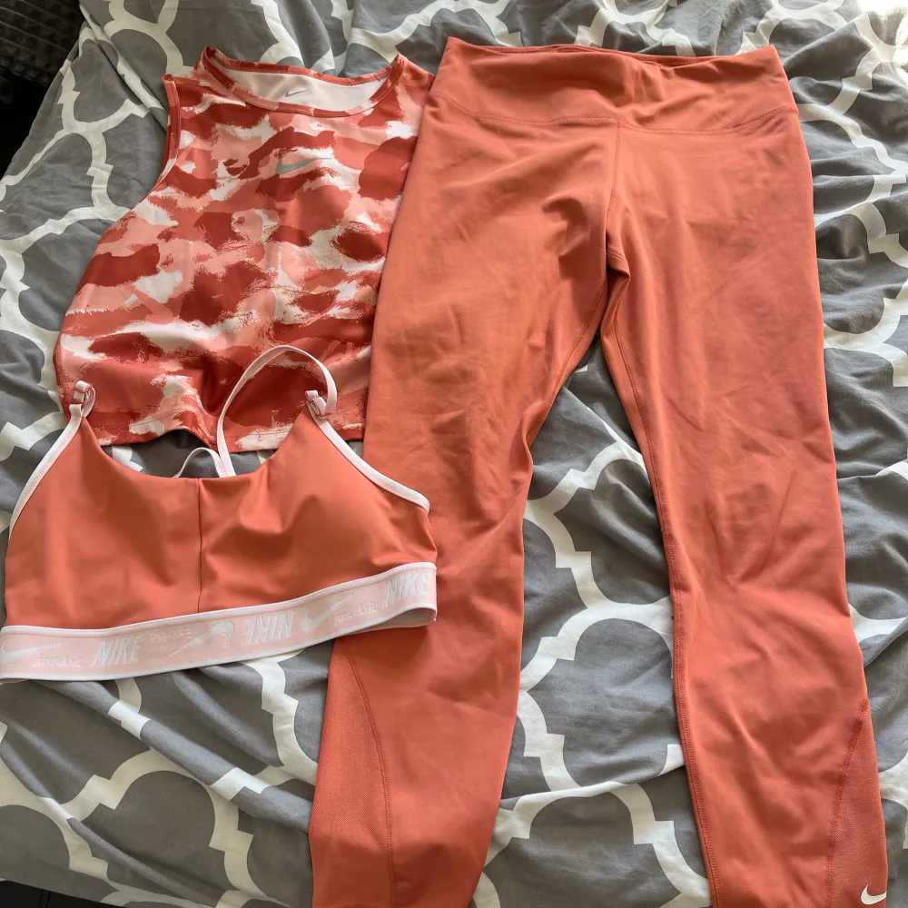 Hejsan, säljer ett sett från Nike dri fit för de inte sitter bra på mig. Allt kostar vanligtvis 200-300 kr delen men säljer billigare. Köparen står för frakt. . Övrigt.