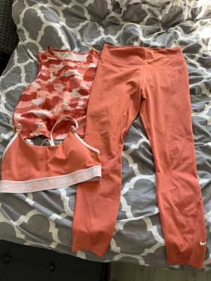 Nike dri fit sett - Hejsan, säljer ett sett från Nike dri fit för de inte sitter bra på mig. Allt kostar vanligtvis 200-300 kr delen men säljer billigare. Köparen står för frakt. 