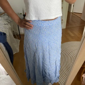 Blommig kjol! - Kjol i världens finaste blommiga mönster!!!🌸🌸🌸🌸