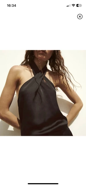 zara fest topp - säljer min svarta halterneck blus med öppen rygg från zara! Köpte den för 199kr och den är helt oanvänd eftersom det inte passade mig Vid frågor är det bara att kontakta💓