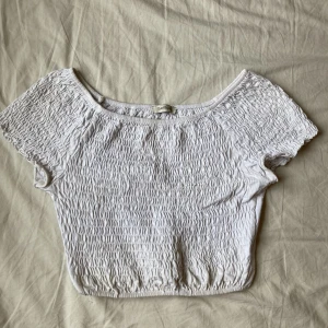 Fin vit crop top - Fin kort topp från suite benedict. Kan bäras som off-shoulder