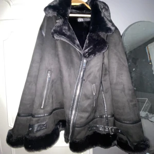 Zara jacka  - En mysig o snygg jacka från zara , bara testad säljer pga att den inte riktigt är min stil. Köpt för 1200kr ❤️