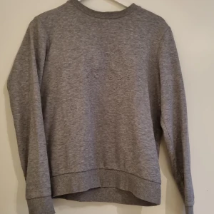 Hugo boss tröja - Grå tröja med tryck över bröstet. Lätt räfflad rygg. Slim fit. Fint skick.