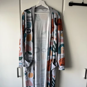 Shein morgonrock - Säljer en morgonrock från Shein i strl L använd en gång. Mycket fint skick