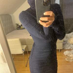 Tajt marinblå klänning, stretchigt material 
