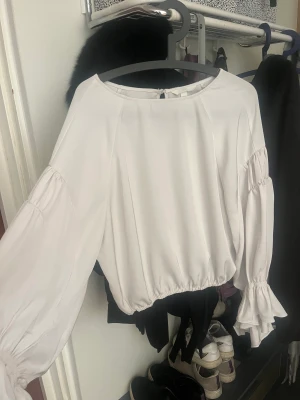 Blus - En jättefin vit blus från hm med volang ärmar  Storlek M Skriv för fler bilder