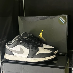 Jordan 1 low grey particle - 🔘Jordan 1 low grey particle 🔘🔥Storlek 40 🔥⚡️Okej skick ⚡️🍀Box och kvitto tillkommer 🍀💯Skickar gärna fler bilder eller svarar på frågor 💯📦Kan frakta eller mötas upp i Stockholm 📦🌸Pris kan diskuteras vid snabb affär 🌸