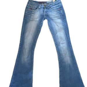 Lågmidjade utsvängda vintage jeans från reporter. Älskar dessa men äger alldeles för många jeans så måste sälja. Jag är 164 och de passar mig perfekt. Man kan även sy ner sömmarna så blir de ännu längre💘