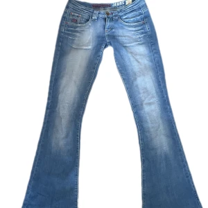 Lowwasist Bootcut jeans - Lågmidjade utsvängda vintage jeans från reporter. Älskar dessa men äger alldeles för många jeans så måste sälja. 💘Midjemåttet är 36cm och innerbenslängden är 79cm. Köp gärna via ”KÖP NU”