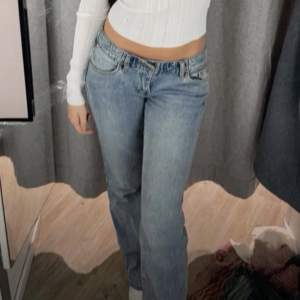 Lågmidjade jeans från brandy Melville som aldrig är använda! Modellen ”Lidwina” som har en liten slits på utsidorna! 