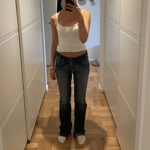Lågmidjade jeans - Lågmidjade, mörkblåa jeans som är alldeles för långa för mig. Dem är därför lite trasiga längst ner på baksidan. Jag har även sytt in dem i midjan för att dem ska passa bättre. Är 166 och brukar ha Xs-S/strl 34. Kan mötas upp❤️