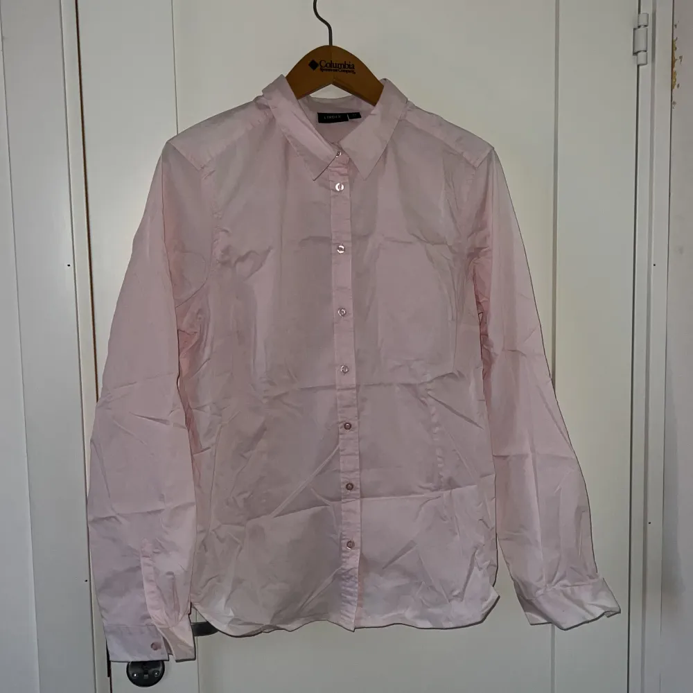 En rosa skjorta från Lindex i stl 46. Skjortor.
