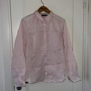 En rosa skjorta från Lindex i stl 46