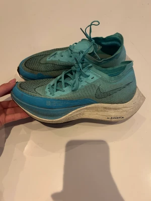 Nike Vaporfly - Nike Vaporfly i bra skick. Tvättas innan försäljning. Passar bra till någon med storlek 38.5-39.5. 
