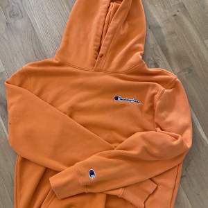 Orange champion hoodie, dessvärre utan snören därav sänkt pris.