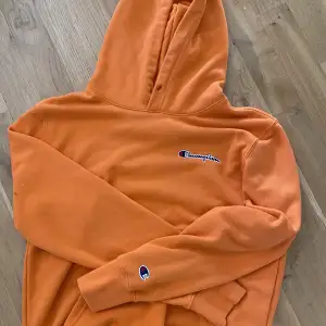 Orange champion hoodie, dessvärre utan snören därav sänkt pris.