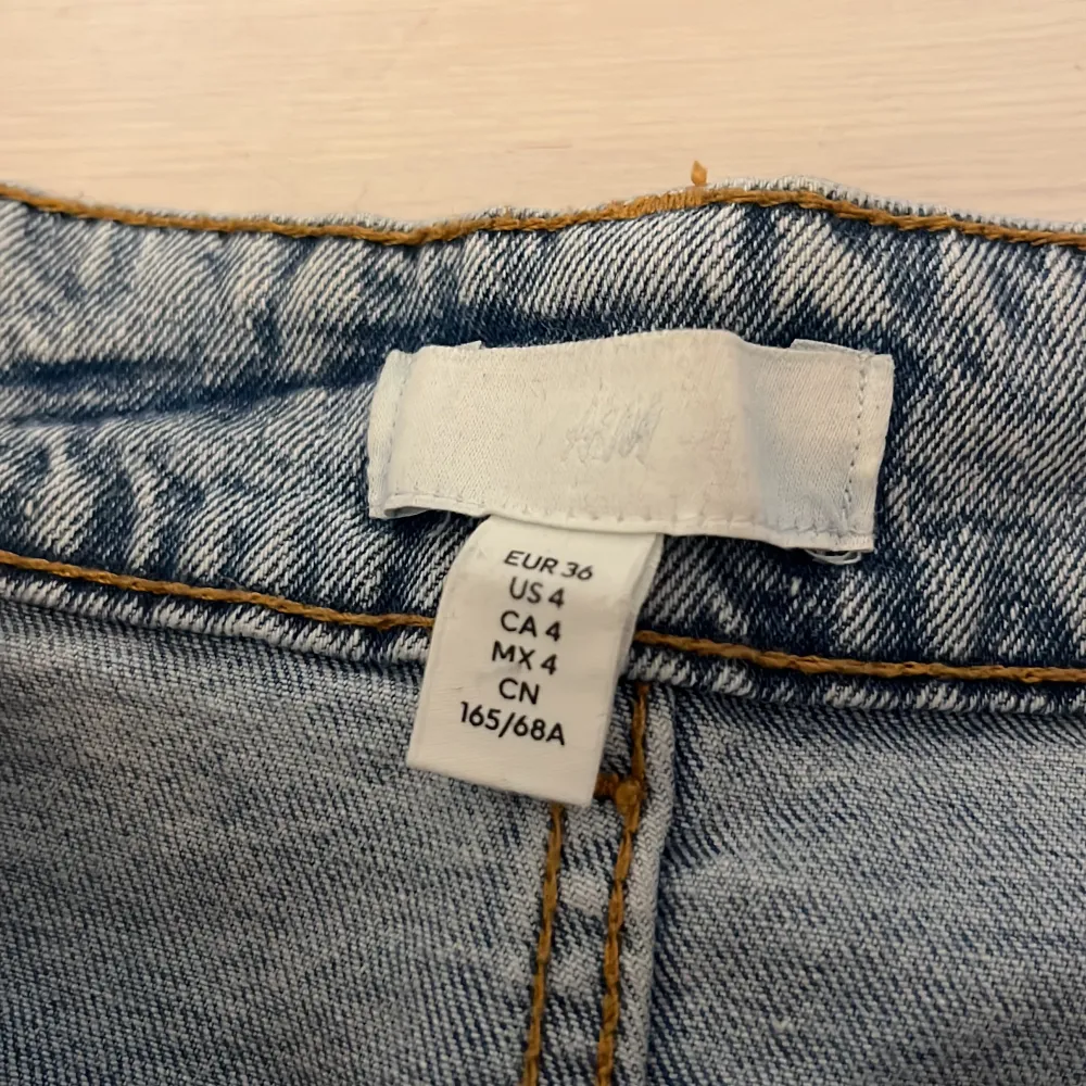 Ett par högmidjade ljusblåa jeans från Hm, har inga defekter och säljs  pga att de är för stora för mig💕. Jeans & Byxor.