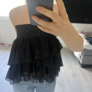 Kjol topp - Superfin guld svart glittrig kjol, perfekt som fest topp💫