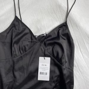 Satin klänning - Klänning helt oanvänd från NAKD