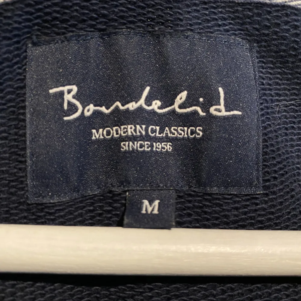 Hej, säljer en simpel sweatshirt från märket Bondelid. Köpt på MQ för runt 800kr. Storlek Medium och True To Size. Priset är inte hugget i sten. Hör av dig vid frågor. . Tröjor & Koftor.