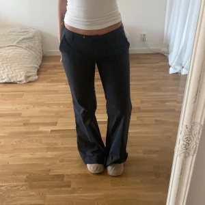 Lågmidjade kostymbyxor  - Säljer mina lågmidjade kostymbyxor från J.lindberg, köpta på plick. Jättefin passform men dom är tyvärr för små för mig. Skriv för fler bilder💕. 