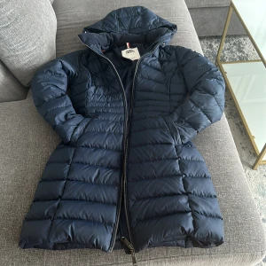 Tommy Hillfiger  - Jackor & ytterplagg, stl. 34 (XS), Dam Väldigt skön dunjacka för Höst/vår/vinter , väldigt bra skick ser ut som ny .  Storlek Xs Pris kan diskuteras 