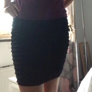 Kjol/topp - Svart stockholm stil kjol med glitter. Man kan även använda den som topp. Den har små volanger och är i jättebra skick. Oanvänd.