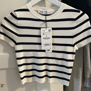 Topp  - Randig crop top från zara, oanvänd 