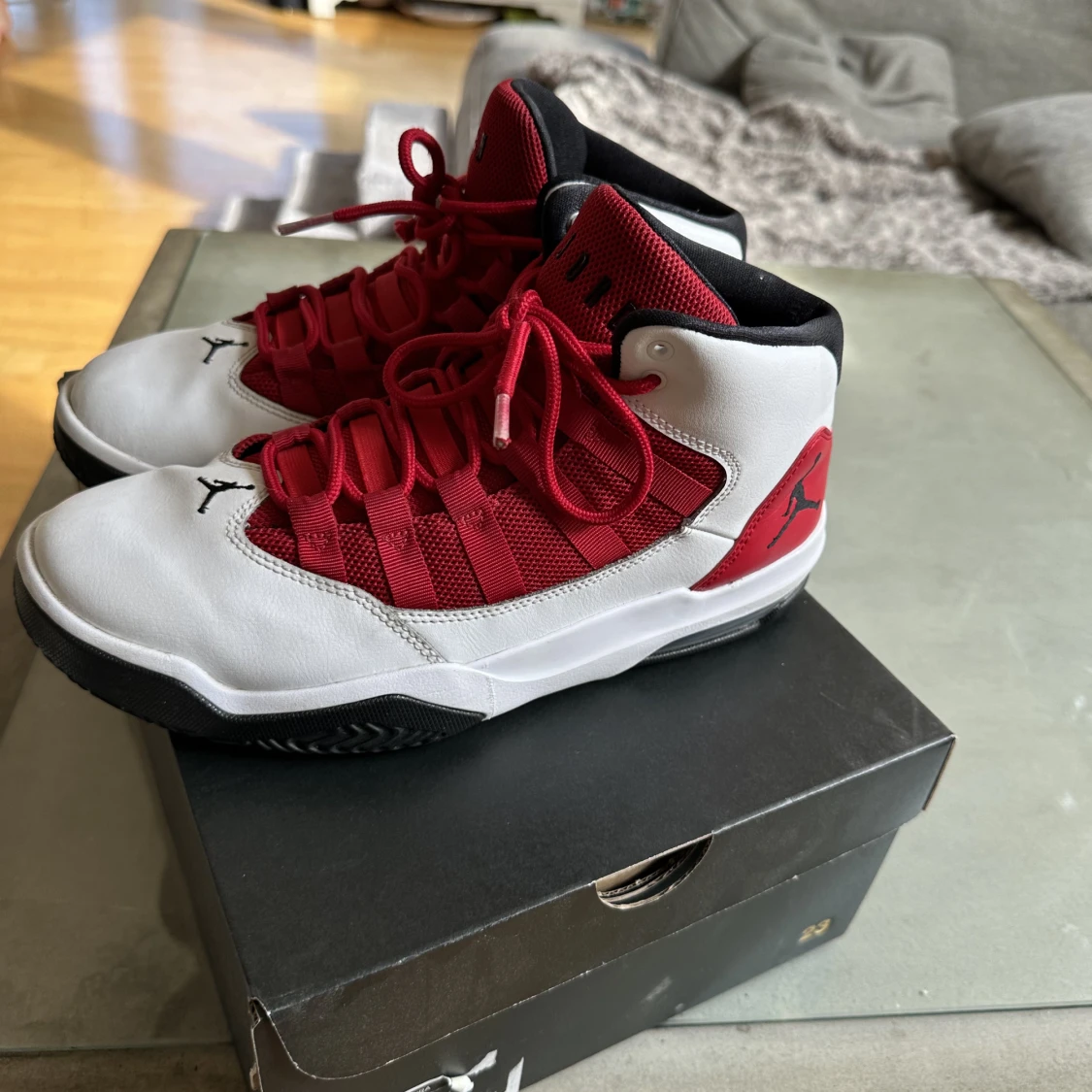 Jordan MaAx aura White Gym Red - 90