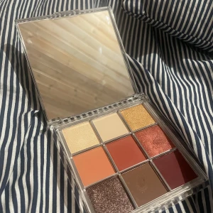 Ögonskugga - Jag säljer mi. Revolution Glow ögonskugga från Normal. Den är i helt ny stick, har testat den några gånger men den är fortfarande helt ny! Den håller i 12 månader o har haft den i snart en månad. Be om mer bilder/frågor om ni vill! Skriv vid intresse!❤️