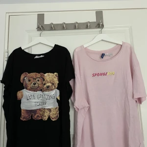 Två oversized tröjor med tryck - Säljer båda dessa tröjor, köpta på Myrorna på Järntorget i Göteborg.  Rosa tröjan är i Man stl S. Svarta är i Dam stl M. En tröja för 75kr, båda för 110.