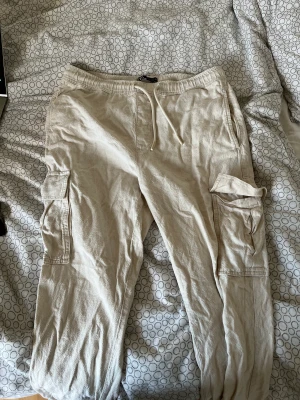 Cargo linnebyxor zara  - Säljer ett par fin fina linne byxor  i cargo stil och cargo fickor. Köpta på zara i Oslo och är i ett fel fritt skick. 