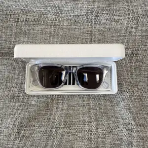 Säljer nu dessa fina chimi eyewear solglasögon. Glasögonen är modellen 007 i färgen litchi. Glasögonen är i mycket bra skick. Hör av er vid frågor eller för fler bilder.
