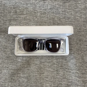 Chimi eyewear solglasögon - Säljer nu dessa fina chimi eyewear solglasögon. Glasögonen är modellen 007 i färgen litchi. Glasögonen är i mycket bra skick. Hör av er vid frågor eller för fler bilder.
