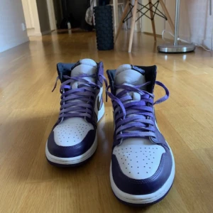 Nike Air Jordan 1 court purple - Säljer mina Court purples som jag knappt har använt i storlek 45  8,5/10 i skick 