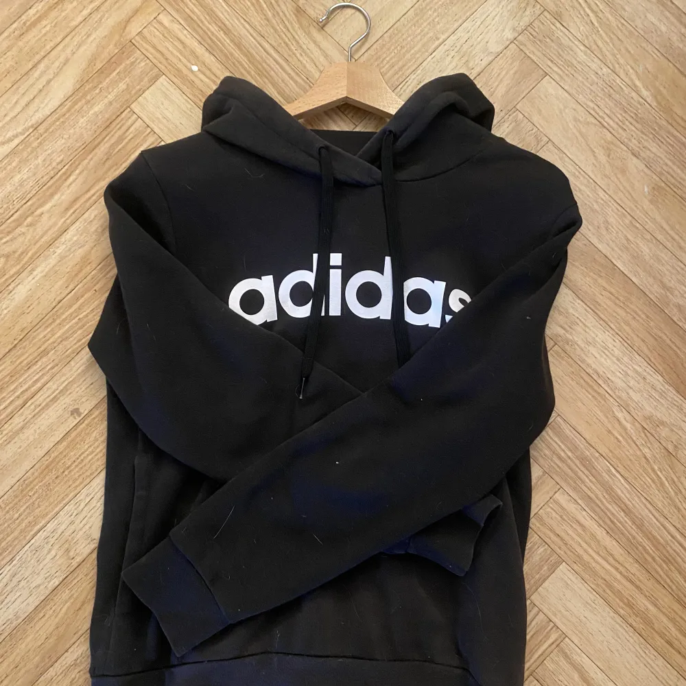 Svart adidas tröja🤍 . Hoodies.