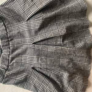 Säljer denna gråa korta kjolen från h&m utan defekter och priset kan diskuteras 