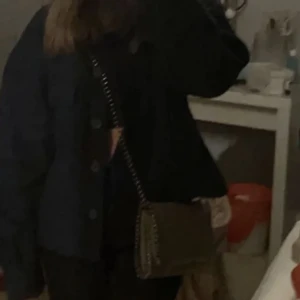 Axelremsväska  - Säljer min jättefina väska som är väldigt lik TIAMO väskan. Endast använd en gång☺️Pris går att diskutera☺️postar alltid samma dag som du betalat!!💞