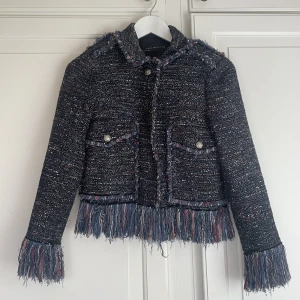 Blazer - Chanel liknande Blazer/cardigan/kavaj från Zara i XS, inköpt 2017 men endast använd en gång sen dess, så fin 🤍