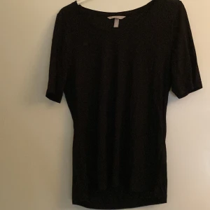 T-shirt  - Säljer denna t-shirt så jag tycker den är väldigt genomskinlig