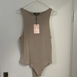 Body beige  - Oanvänd. Stl 42