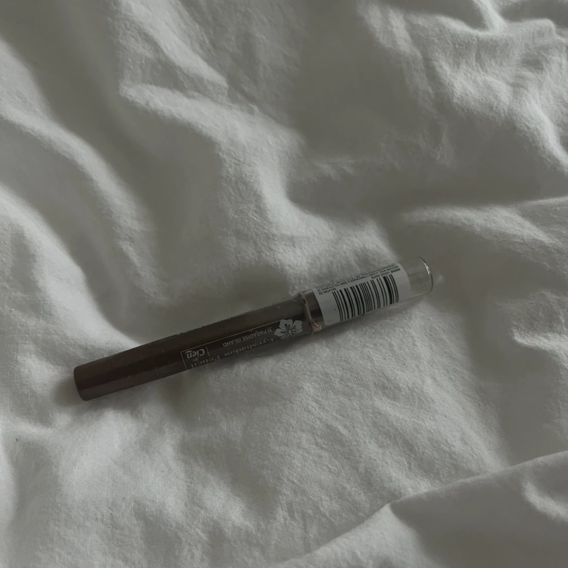 Första bilden - två puder ögonskuggor Andra bilden-läppglans Tredje bilden - contour stick/penna - 91