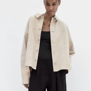 Zara jacka  - Aldrig använd jacka ifrån zara, enkel jacka nu till hösten. Nypris 379kr. 