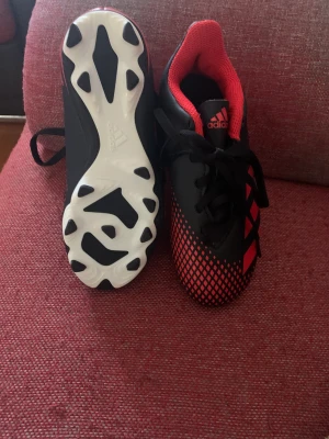 Fotbollsskor  - Helt nya fotbollsskor för barn storlek 29. Köptes för min lilla bror men  de va fel storlek. Köptes för 500kr säljer för 300kr.❤️