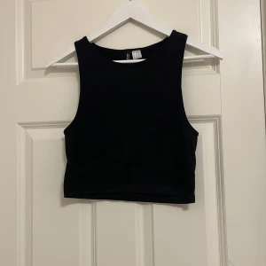 Svart linne - Säljer denhär för jag använder aldrig den, har använt den typ 2-3 gånger för typ 2år sen. Men annars  har den bara legat i min garderob så därför säljer jag den