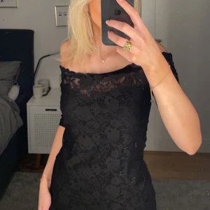 Svart topp - Svart topp med spets från ginatricot i storlek M🤍Säljer också samma i vit