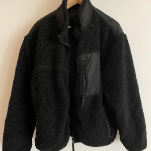 Teddy jacka  - Teddy jacka Super härlig tjacks nu inför hösten 🔥   Färg: svart  Strl: XL
